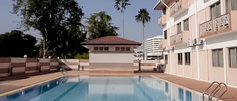 Una piscina al aire libre