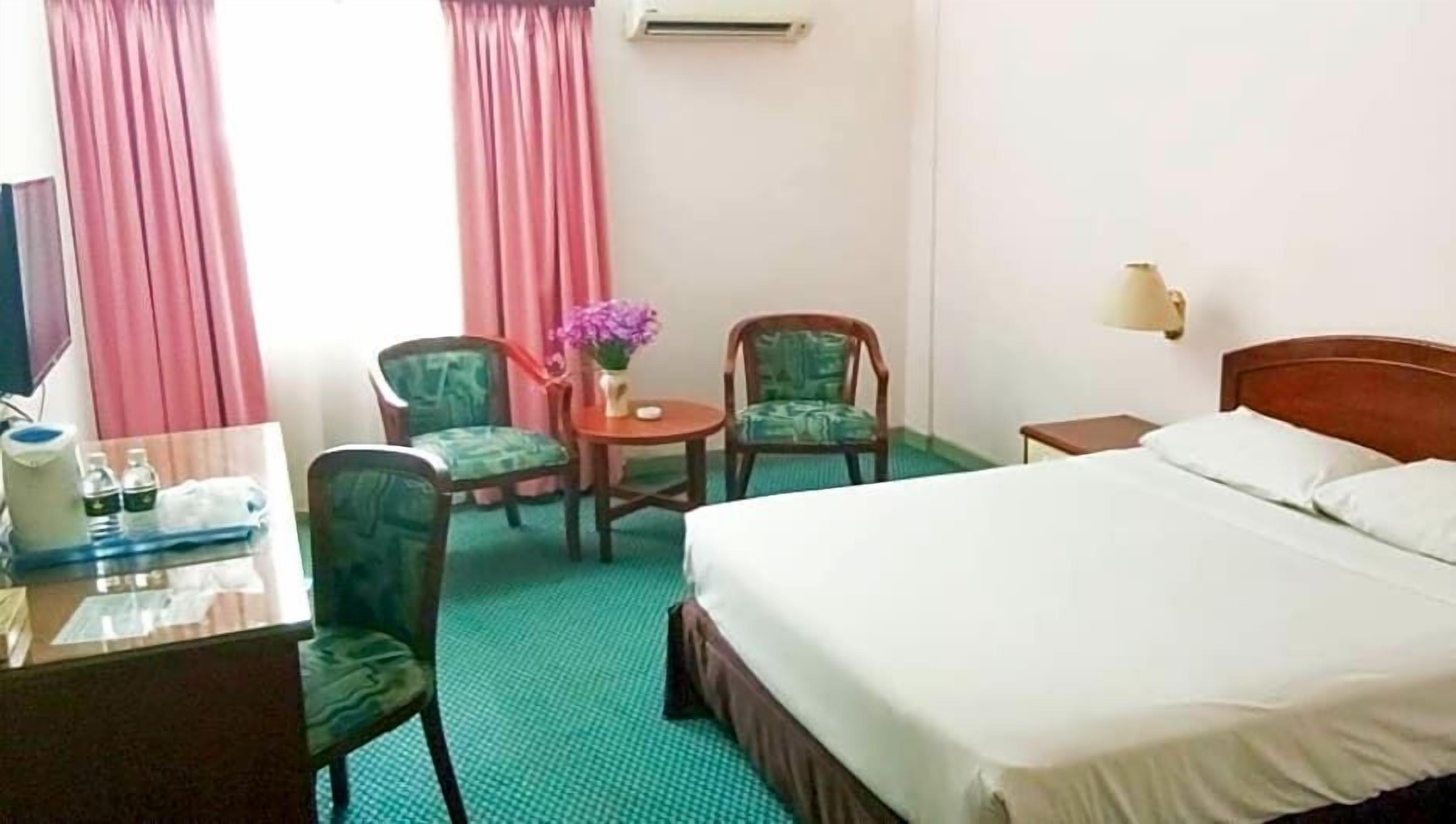 Minibar, in-room safe