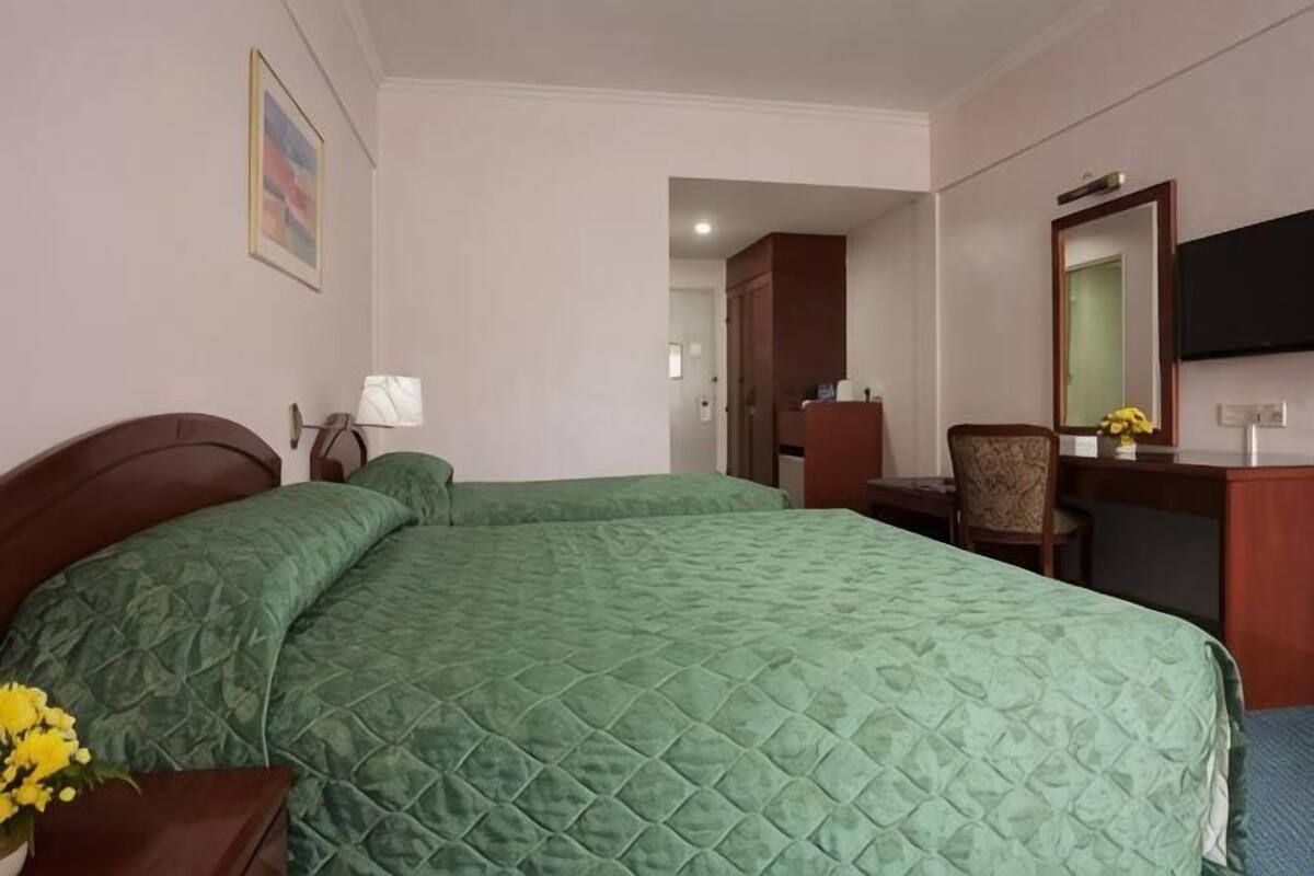 Minibar, in-room safe