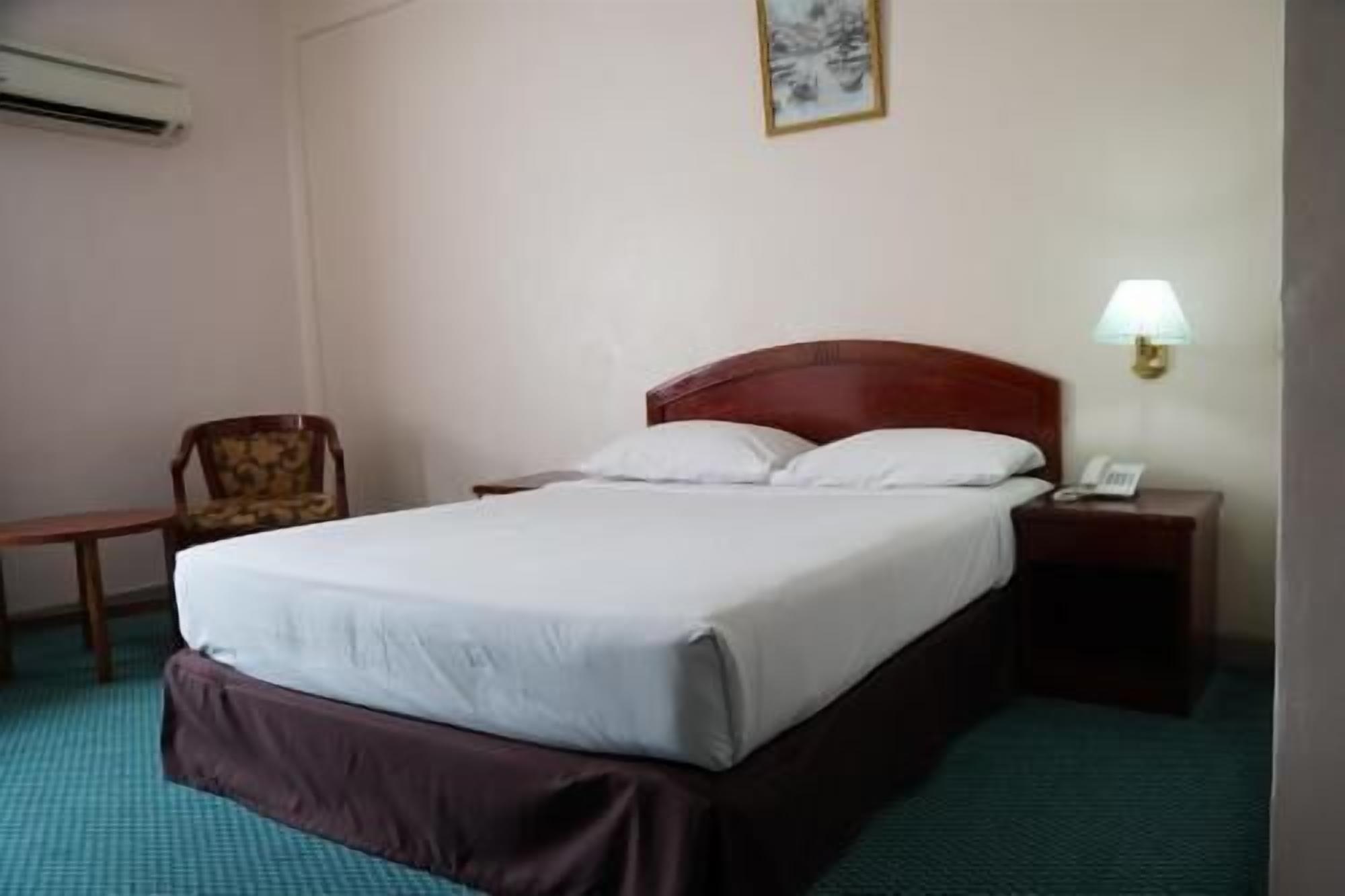 Minibar, in-room safe