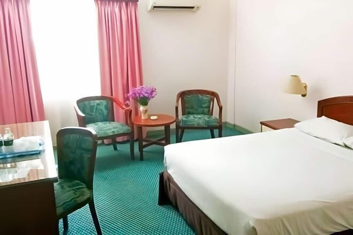 Frigobar, cofres nos quartos