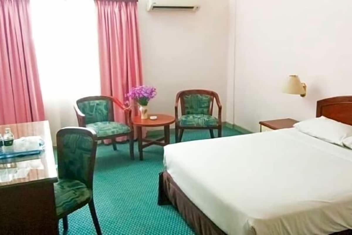 Minibar, in-room safe