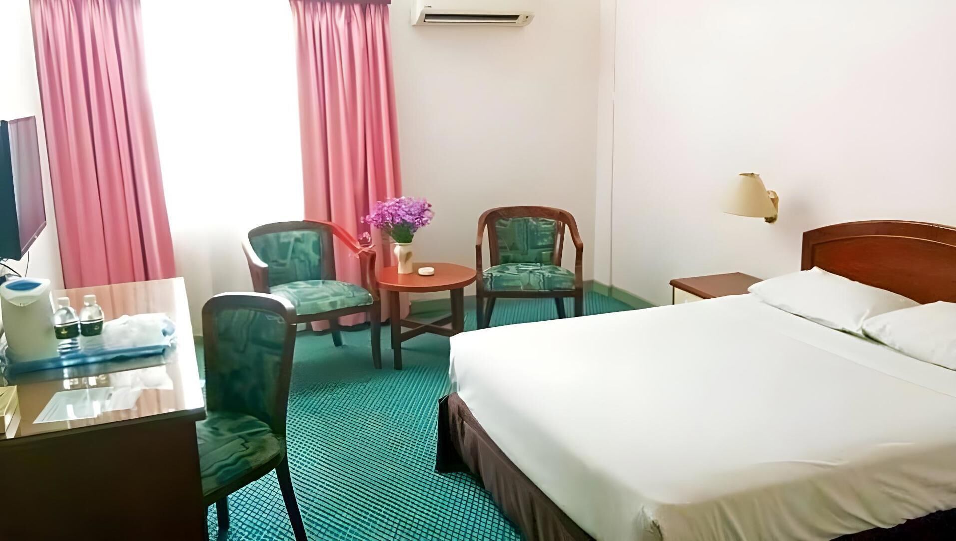 Minibar, in-room safe
