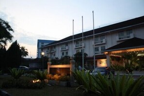 住宿正面 (夜晚)