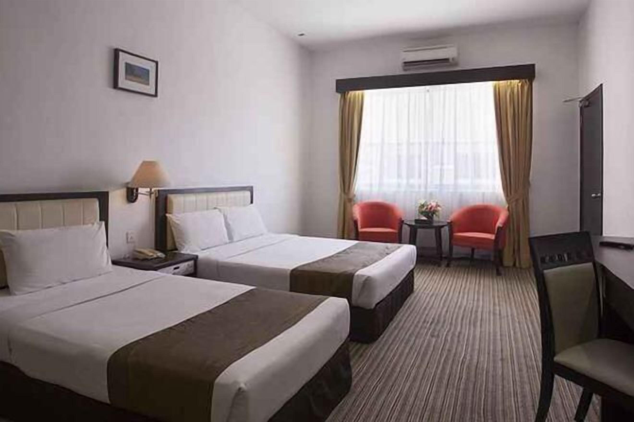 Een minibar, een kluis op de kamer, een bureau, gratis wifi