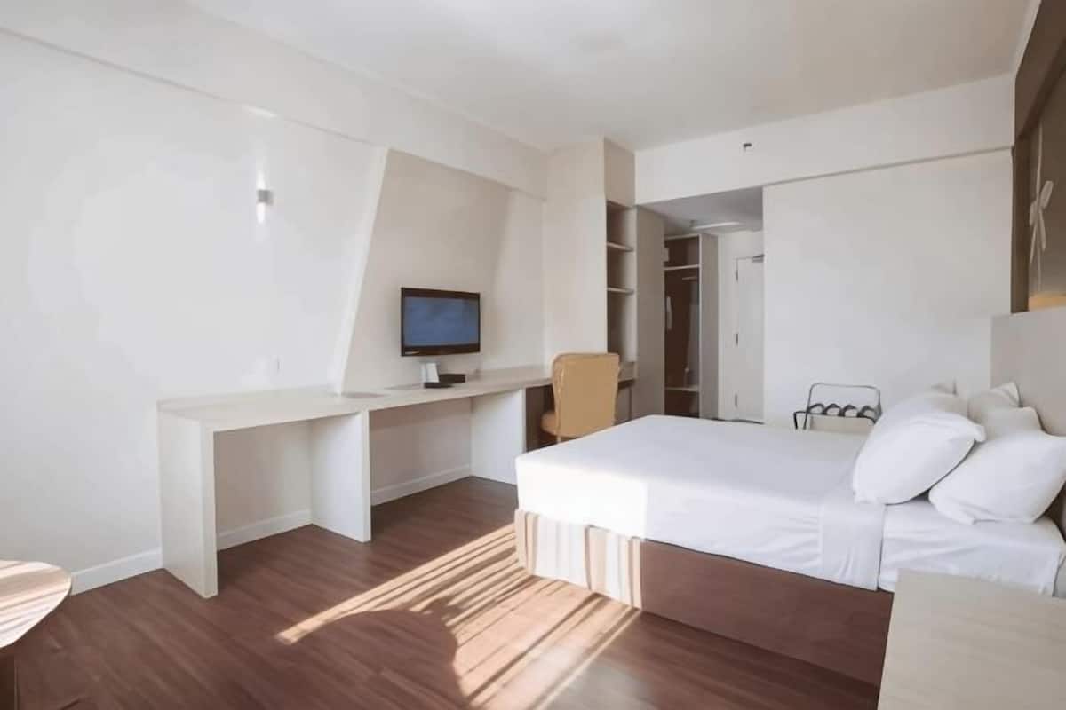 Bureau, chambres insonorisées, fer et planche à repasser, draps fournis