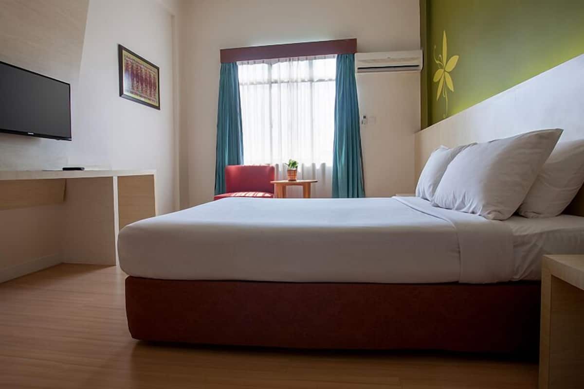 deluxe room | desk, soundproofing, iron/ironing board, bed sheets