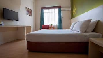 Deluxe Room | Desk, soundproofing, iron/ironing board, bed sheets