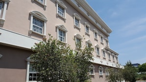 A multi-story building with a classical architectural style, featuring symmetrical windows and decorative moldings. - Hotel Seri Malaysia Kulim (Kulim)