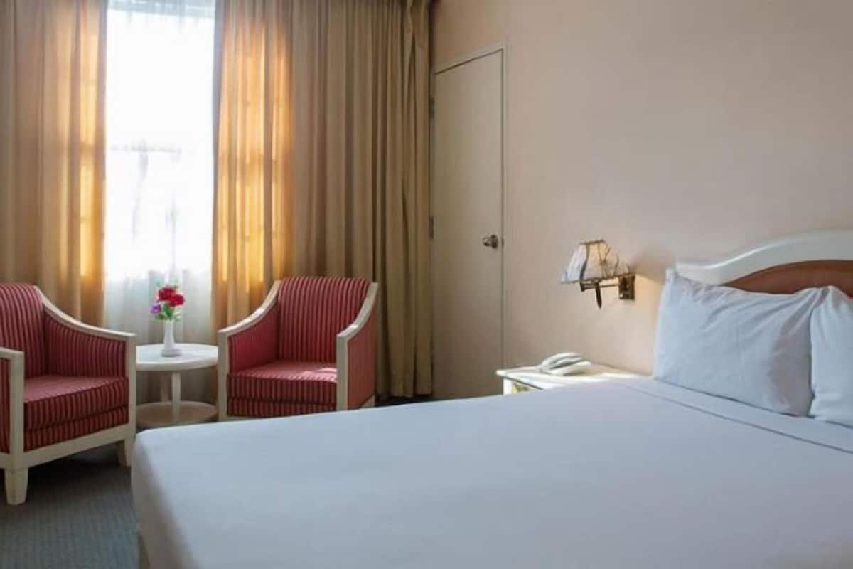 Minibar, desk, free WiFi