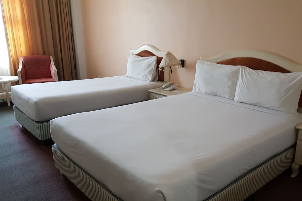 Family Room | Minibar, desk, free WiFi