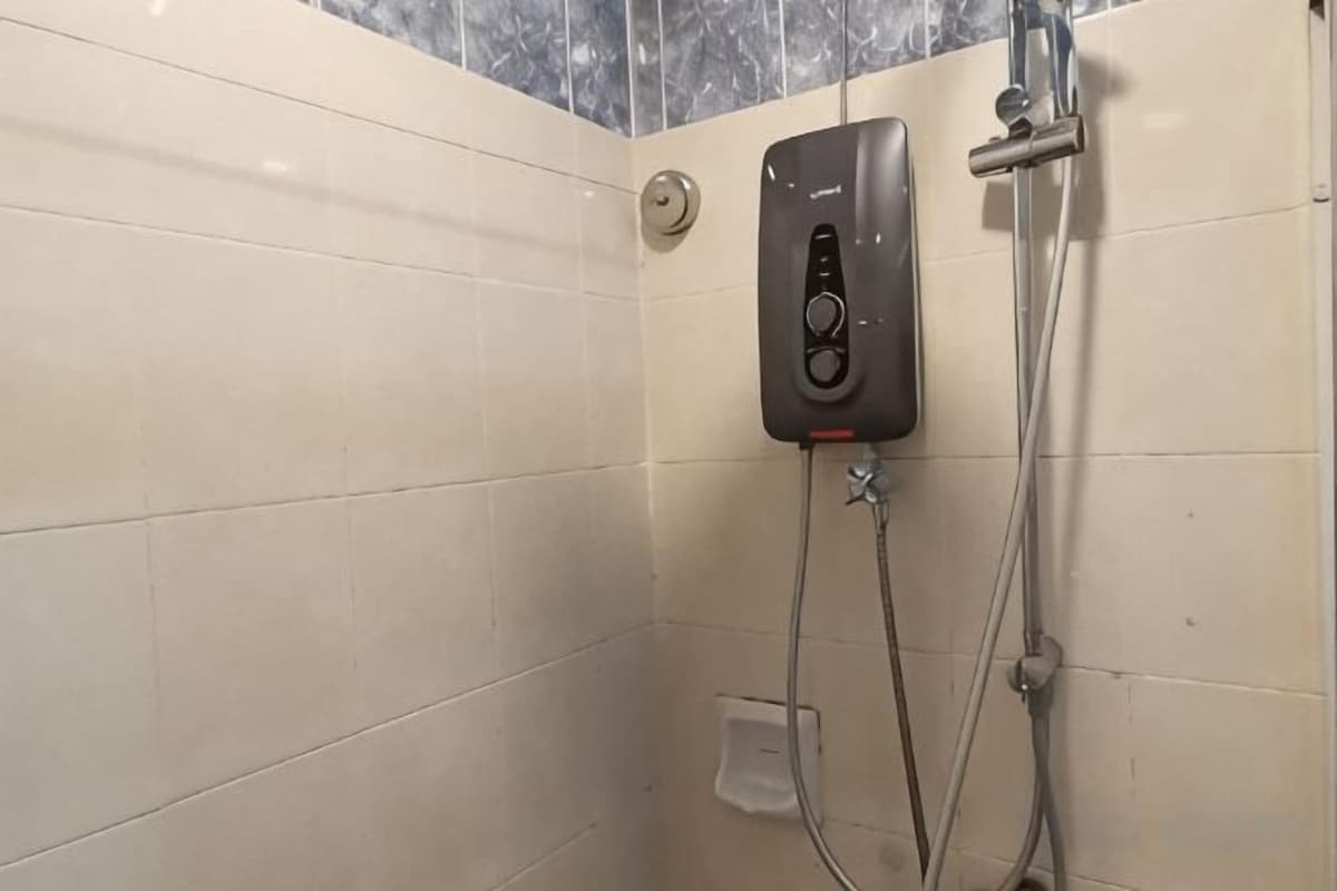 Ducha, secador de pelo y toallas