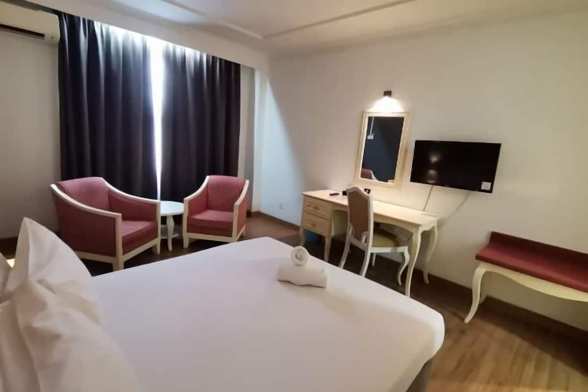 Minibar, escritorio y wifi gratis