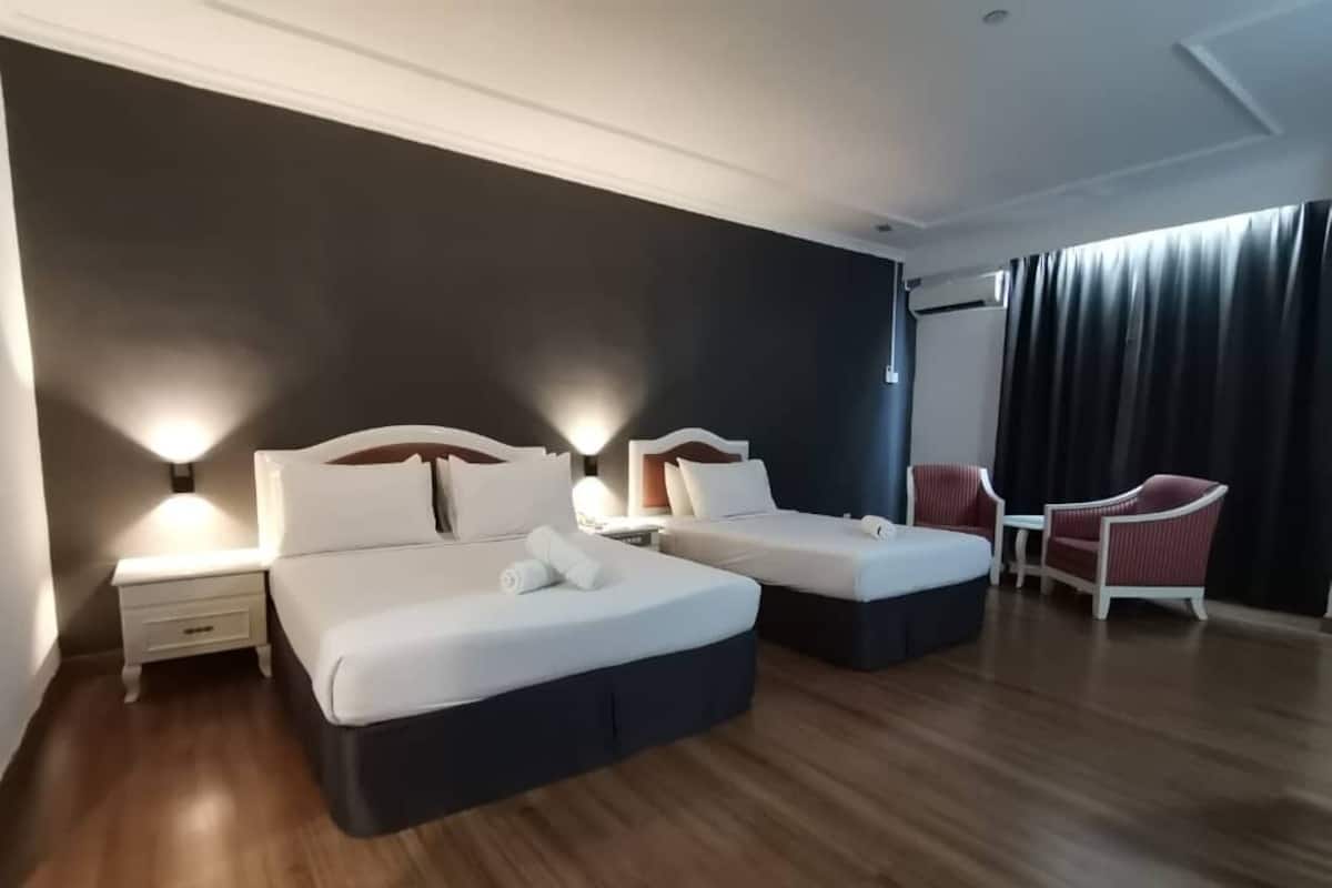 Habitación familiar | Minibar, escritorio, wifi gratis