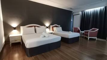 Habitación familiar | Minibar, escritorio, wifi gratis