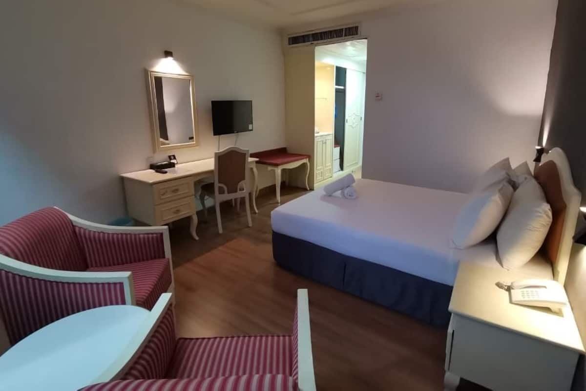 Minibar, desk, free WiFi