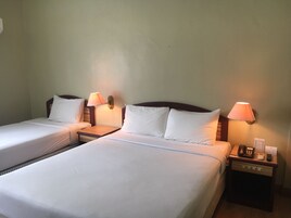 Escritorio y ropa de cama 