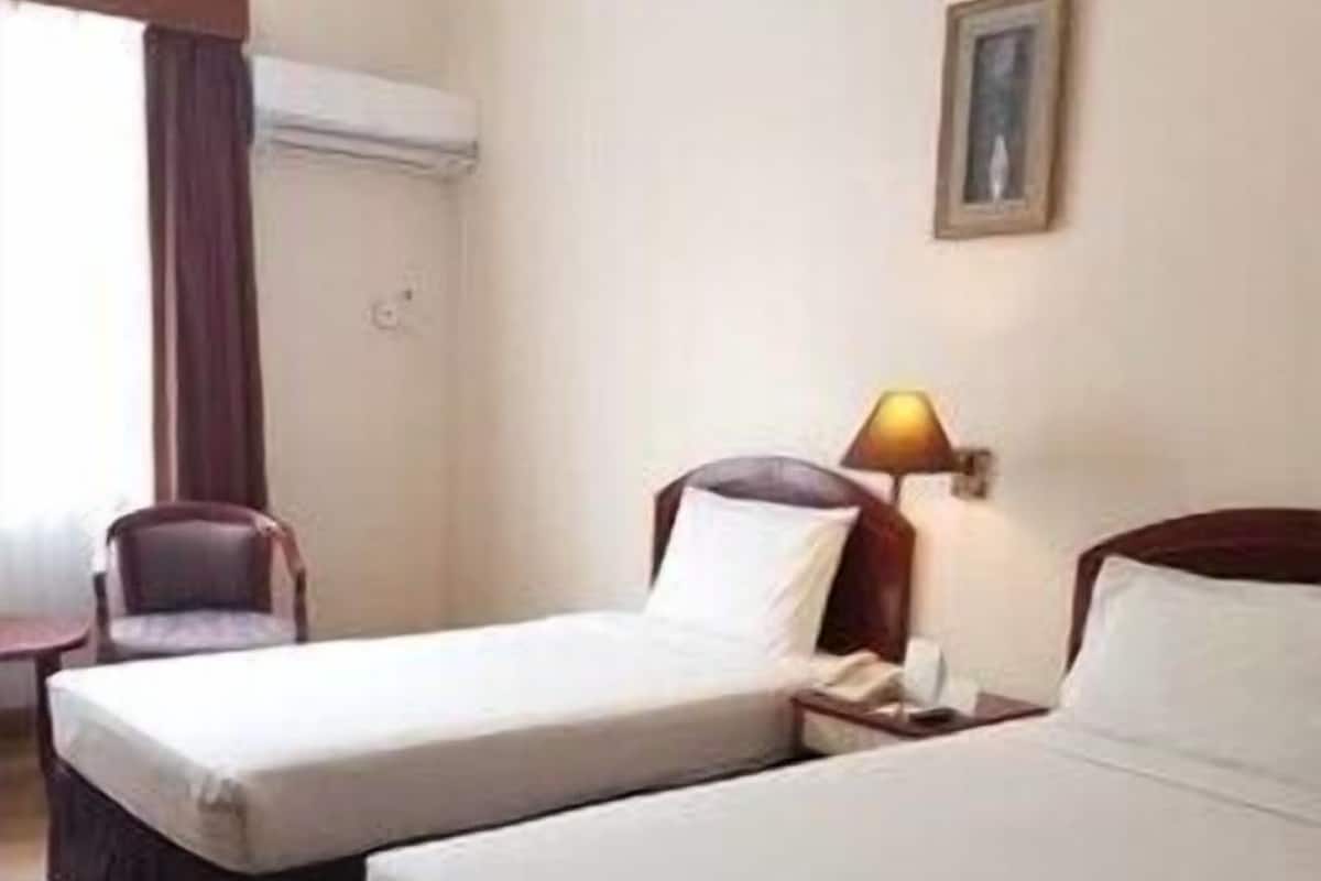 Escritorio y ropa de cama