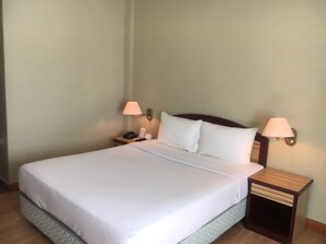 Desk, bed sheets - Hotel Seri Malaysia Mersing (Mersing)