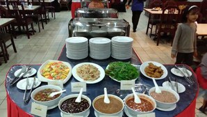 Un bufé con diversos platos y cubiertos.