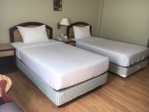 Phòng 2 giường đơn Superior | Bàn, bộ trải giường 