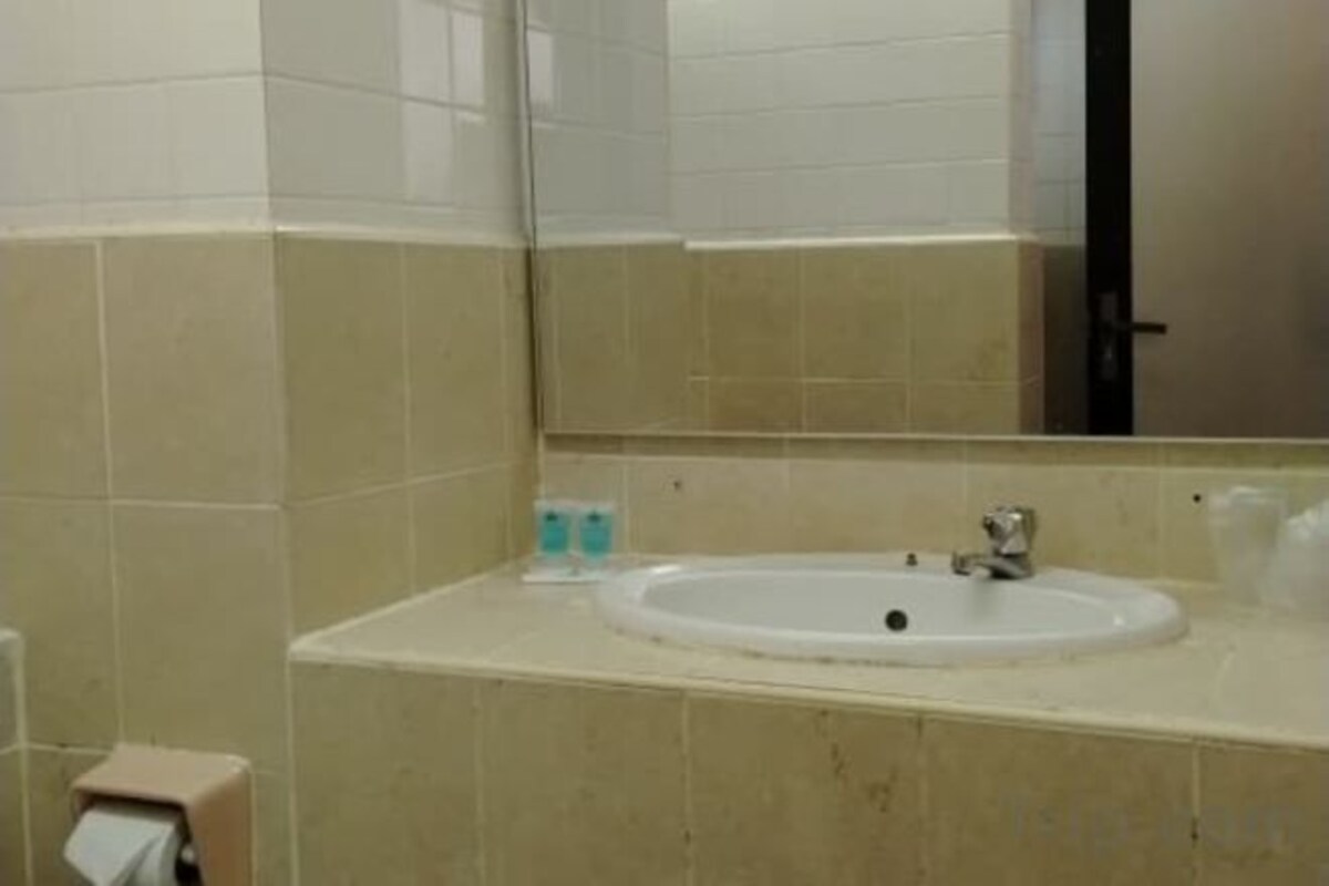 Douche, articles de toilette gratuits, serviettes fournies, savon