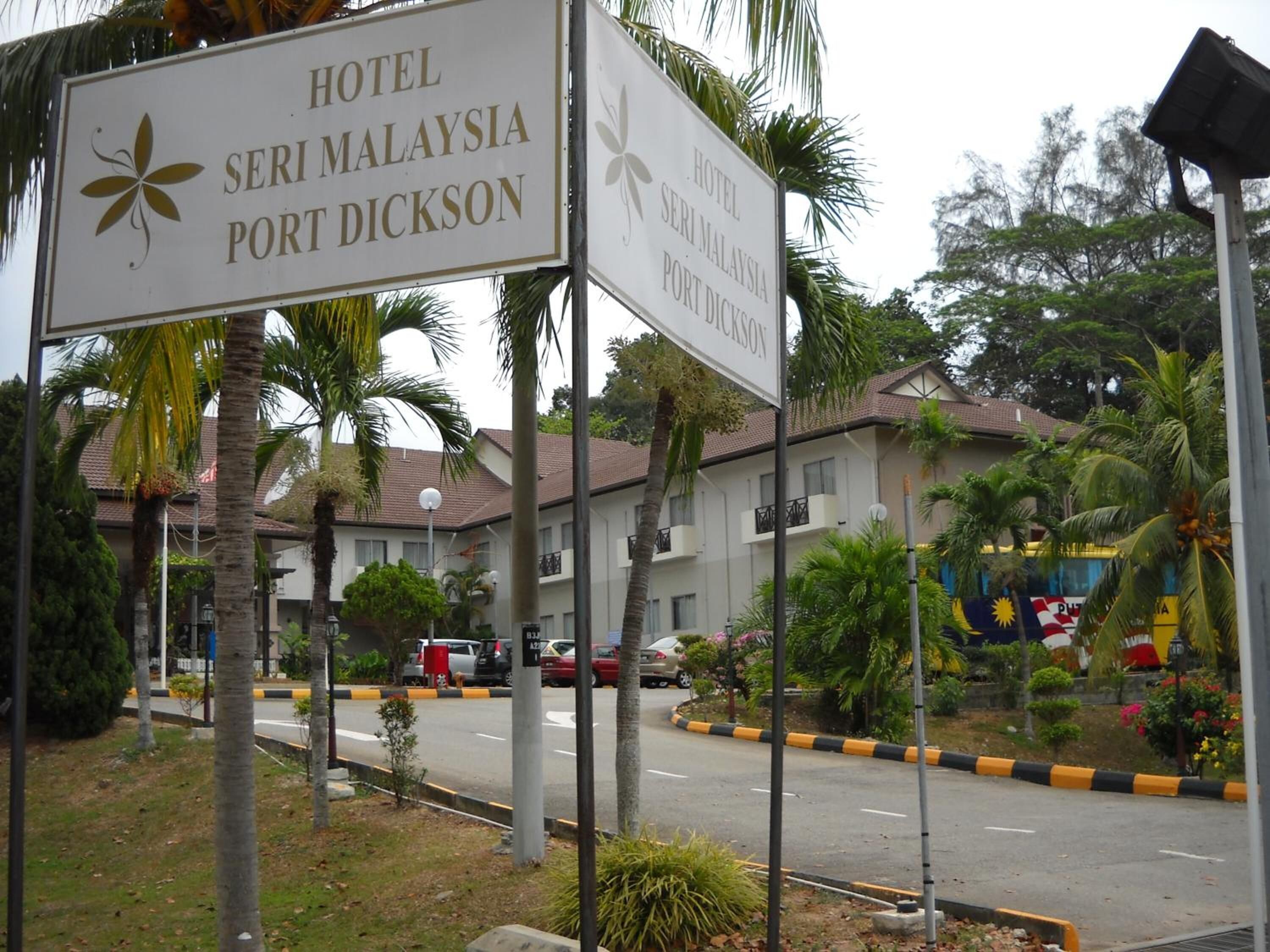 Señal del Hotel Seri Malaysia Port Dickson, mostrando el nombre y ubicación del hotel.