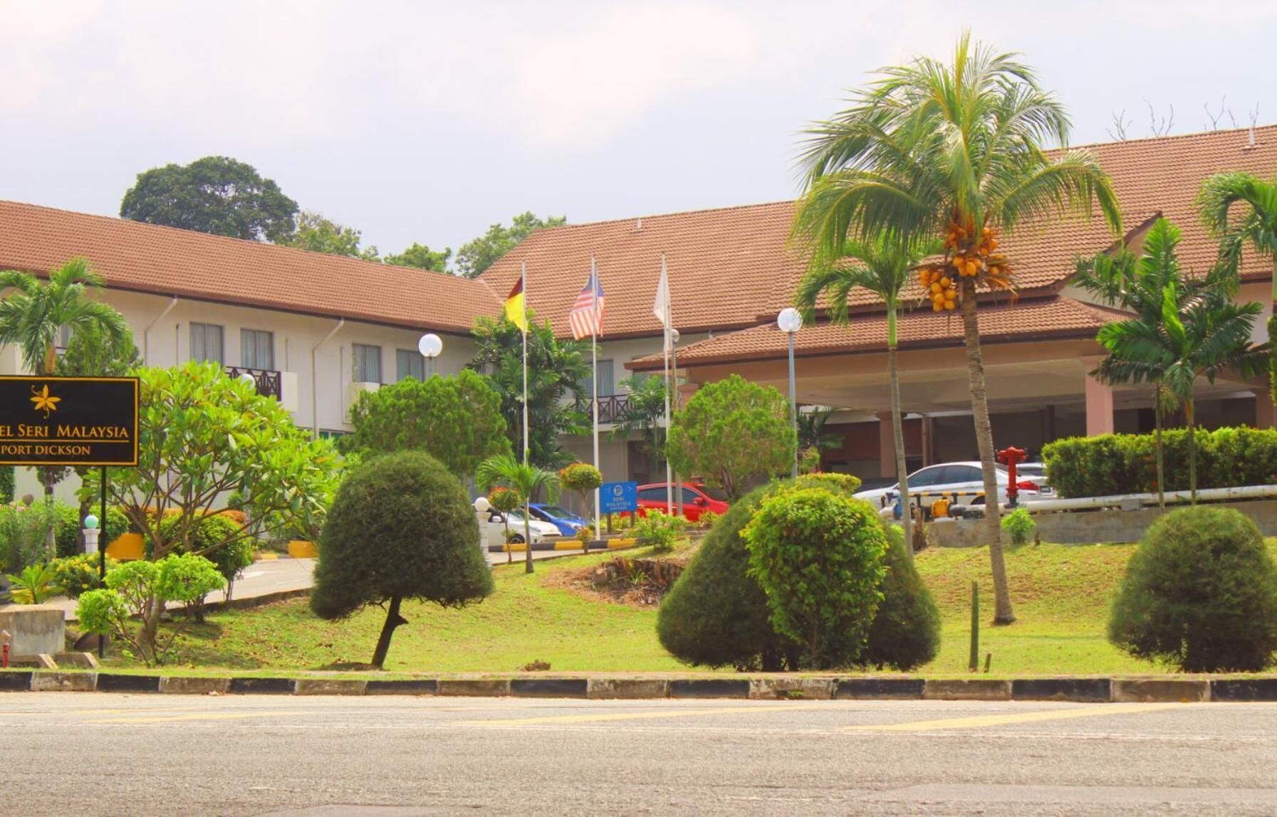 A building with a sign reading "El Seri Malaysia Port Dickson."