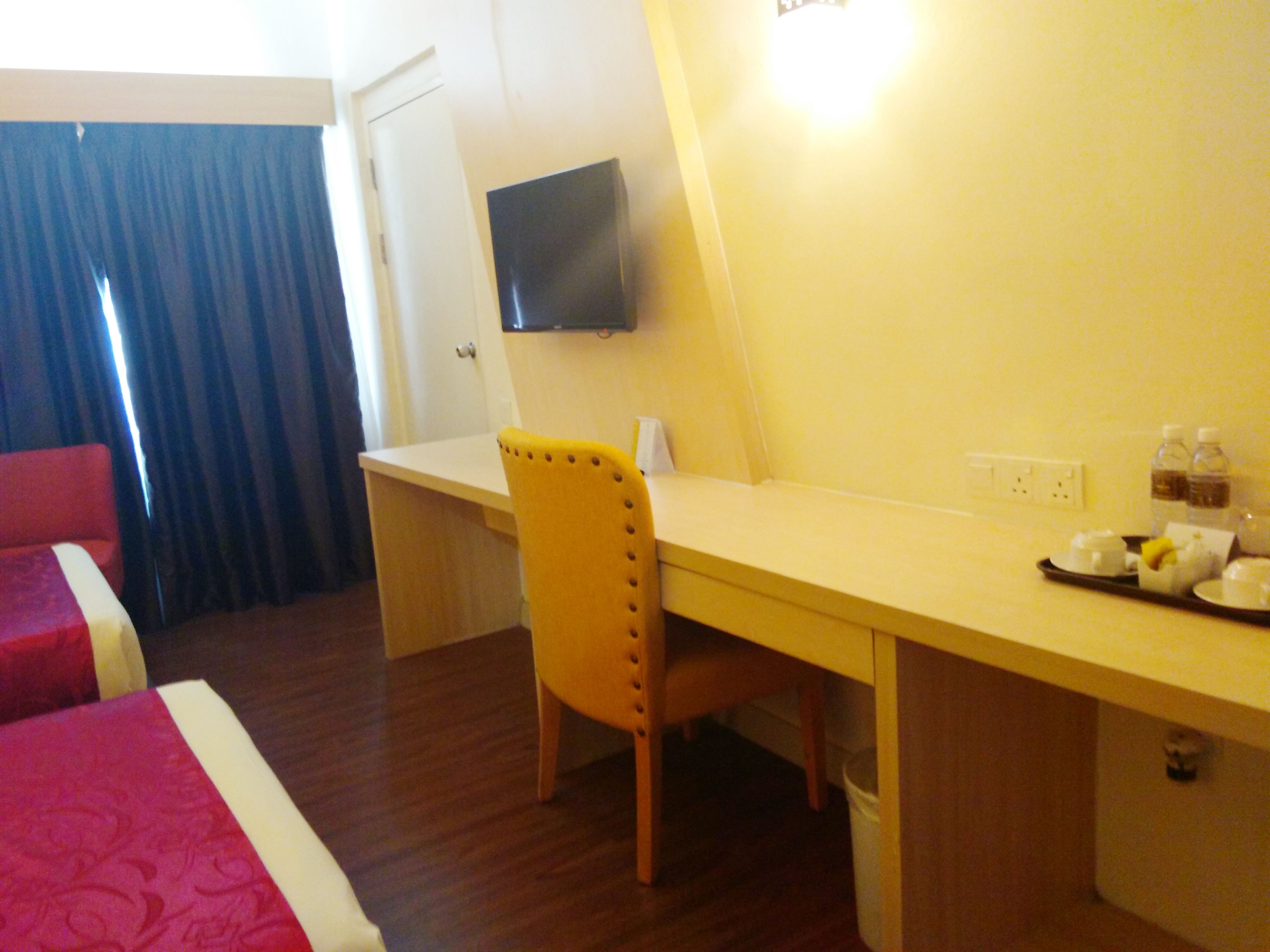 standard double room single use, 1 queen bed | in-room safe, desk, free wifi, bed sheets
