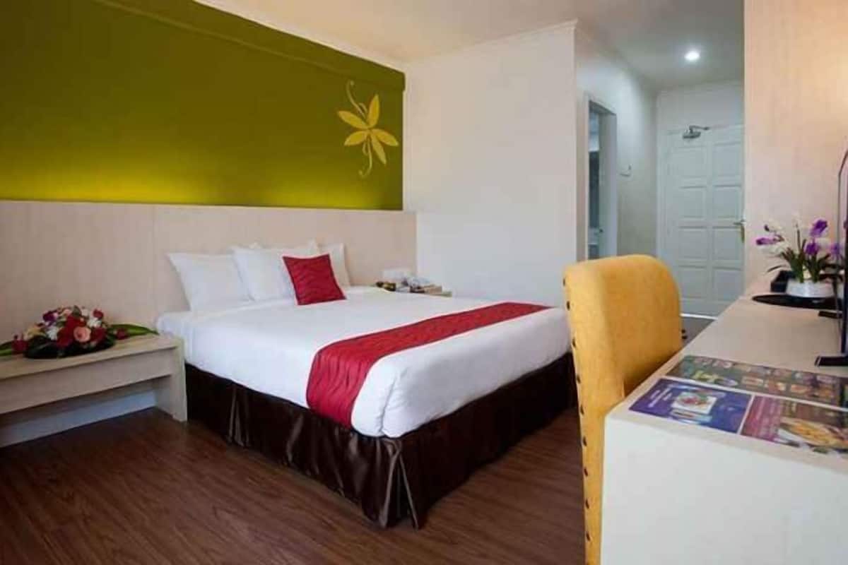 Zimmersafe, Schreibtisch, kostenloses WLAN, Bettwäsche