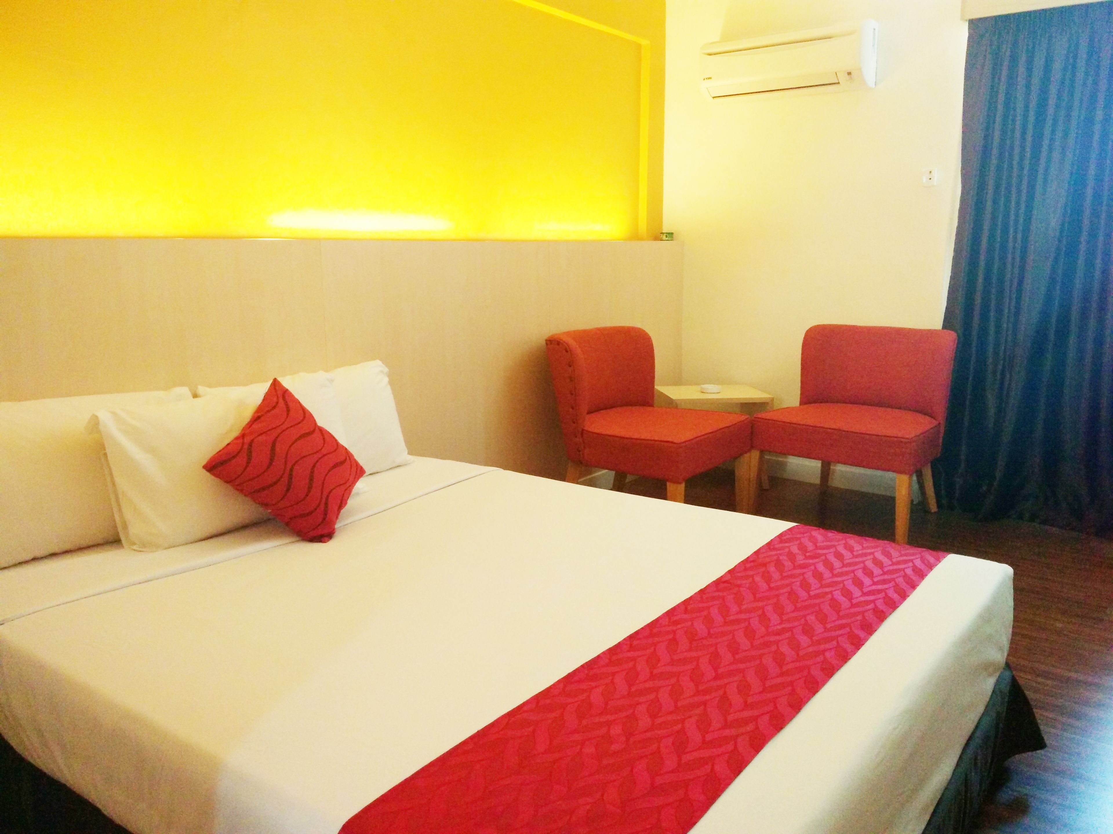 standard double room single use, 1 queen bed | in-room safe, desk, free wifi, bed sheets