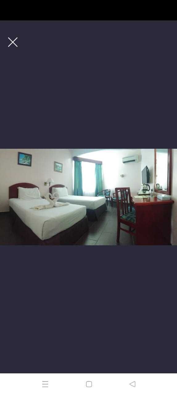Minibar, escriptori i roba de llit 