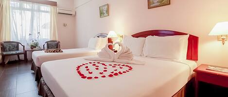 Kamar Keluarga | Minibar, meja kerja, dan seprai linen