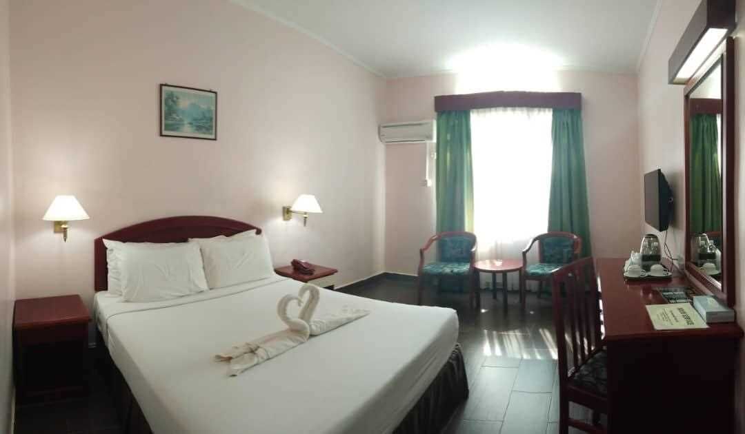 Minibar, escriptori i roba de llit 