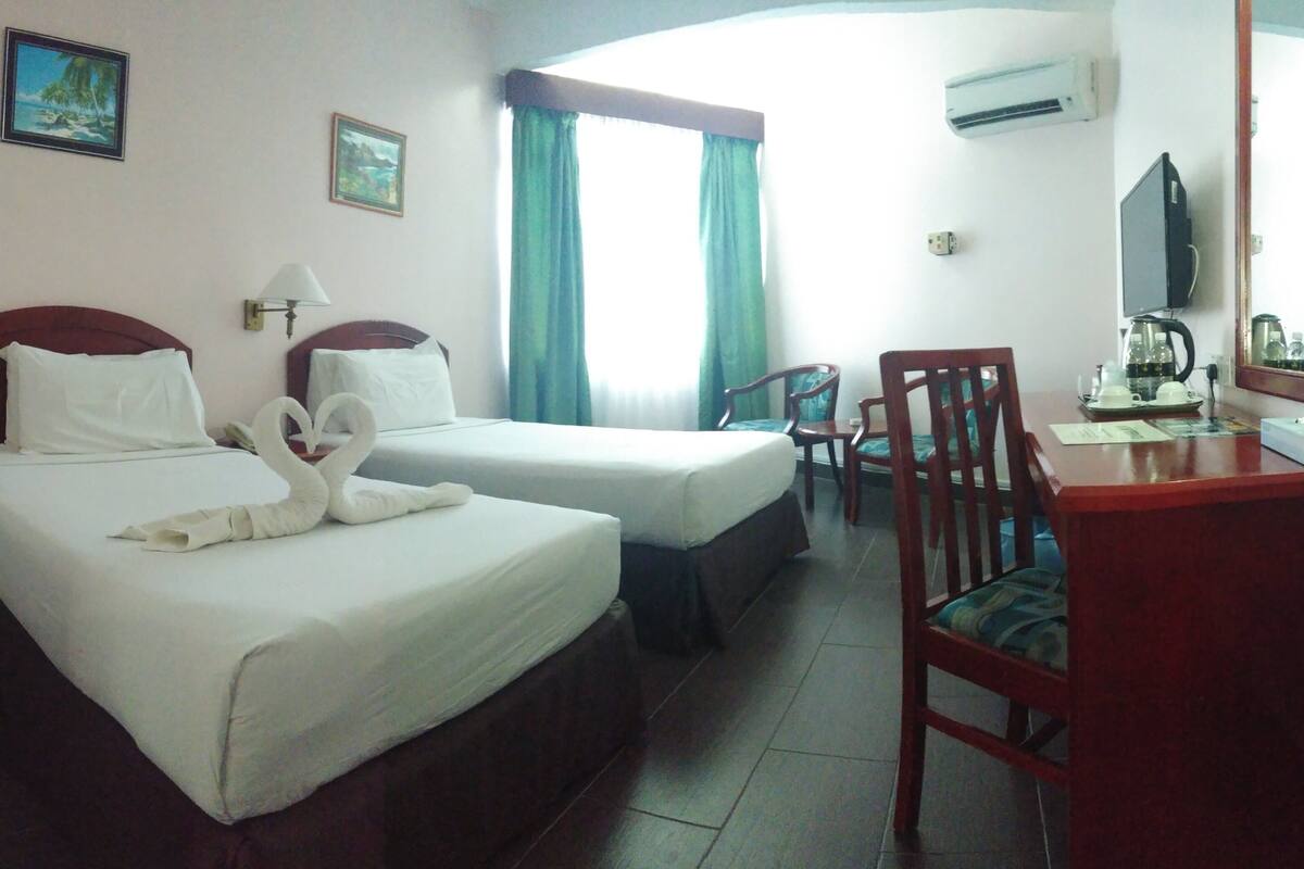 Superior Twin Room | Minibar, desk, bed sheets