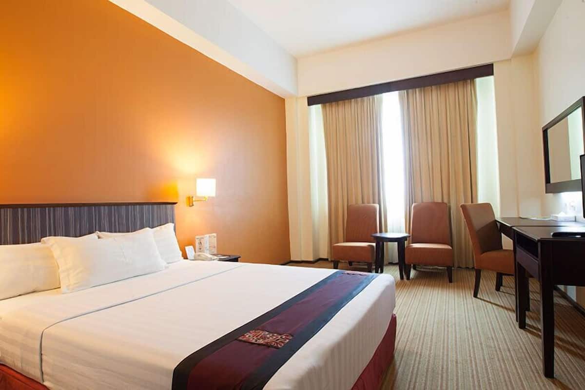 standard queen | in-room safe, iron/ironing board, free wifi, bed sheets