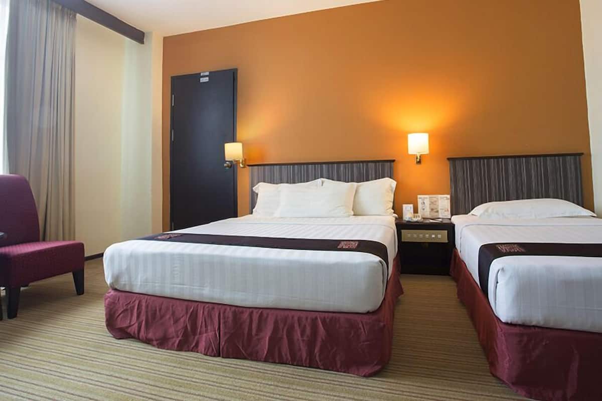 family room | in-room safe, iron/ironing board, free wifi, bed sheets