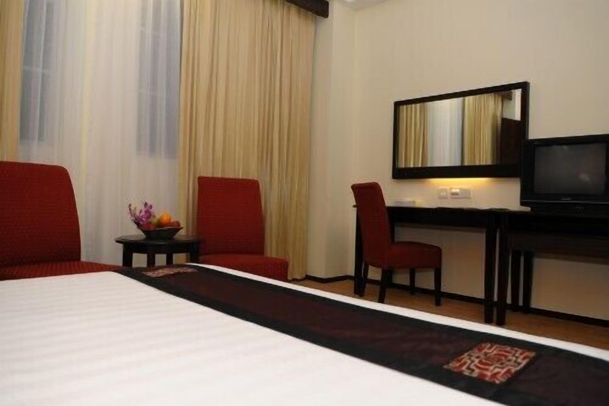 standard queen | in-room safe, iron/ironing board, free wifi, bed sheets