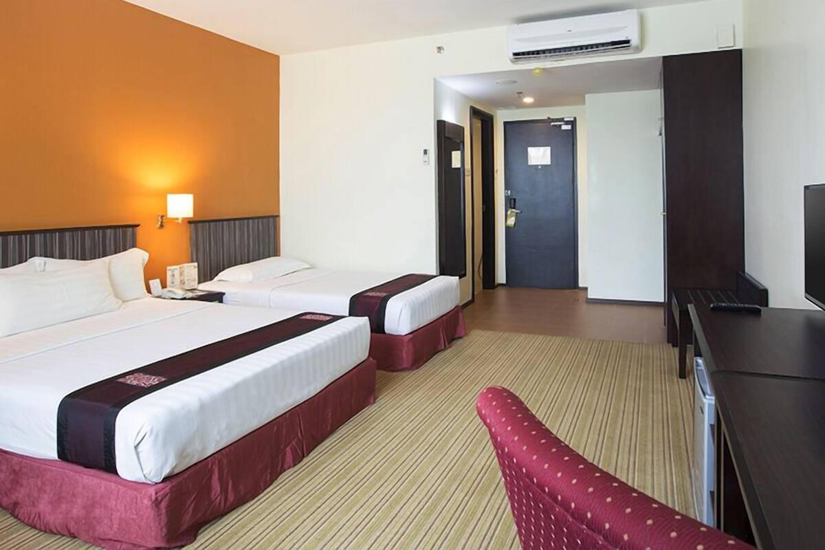 Family Room | In-room safe, iron/ironing board, free WiFi, bed sheets