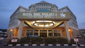 Hotel Seri Malaysias exteriör präglas av en framträdande entré med en kupol och en skylt som visar att parkering inte är tillåten.