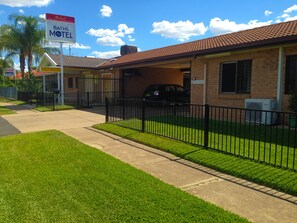 Property entrance - Baths Motel (Moree)