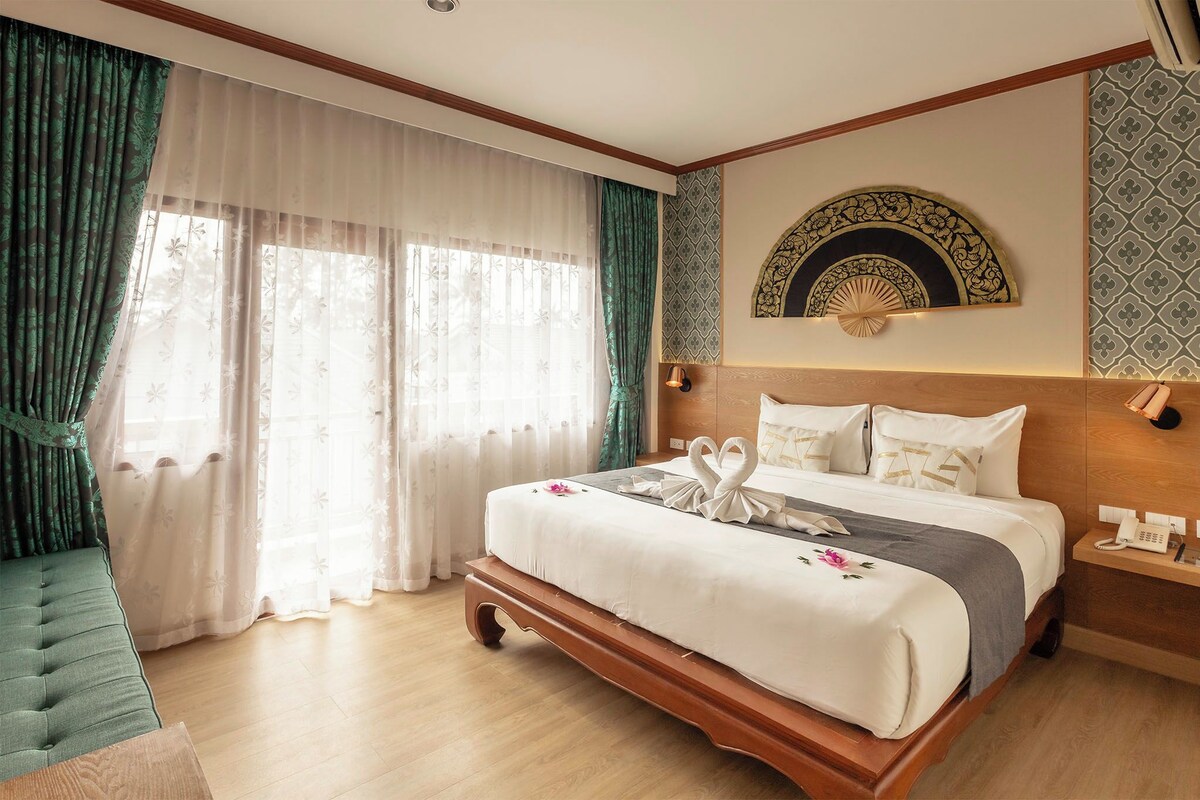 Deluxe Double Room, 1 King Bed, Balcony | In-room safe, soundproofing, WiFi (free), bed sheets