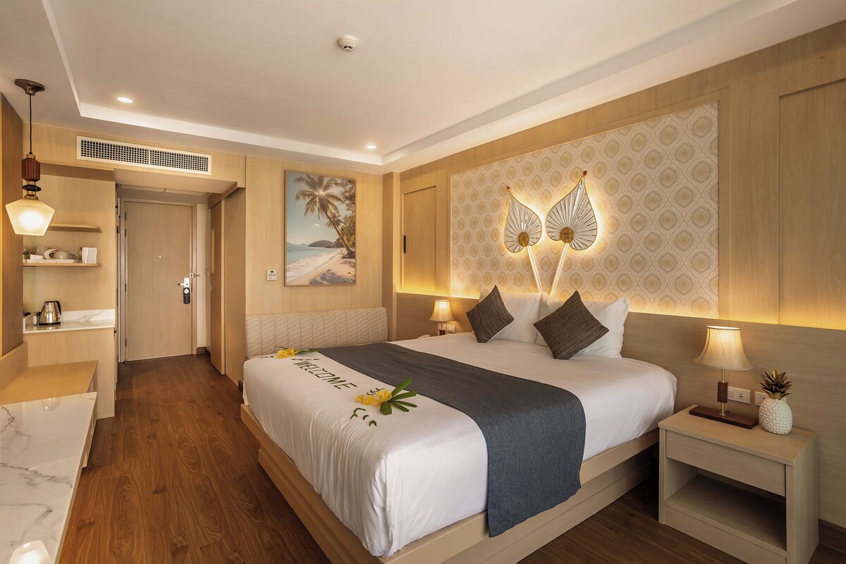 Deluxe Room | In-room safe, soundproofing, WiFi (free), bed sheets