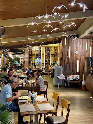 供应早餐、午餐和晚餐