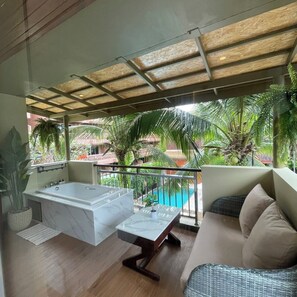 Habitación doble Deluxe, 1 habitación, barra de apoyo en la tina, vista a la alberca | Terraza o patio