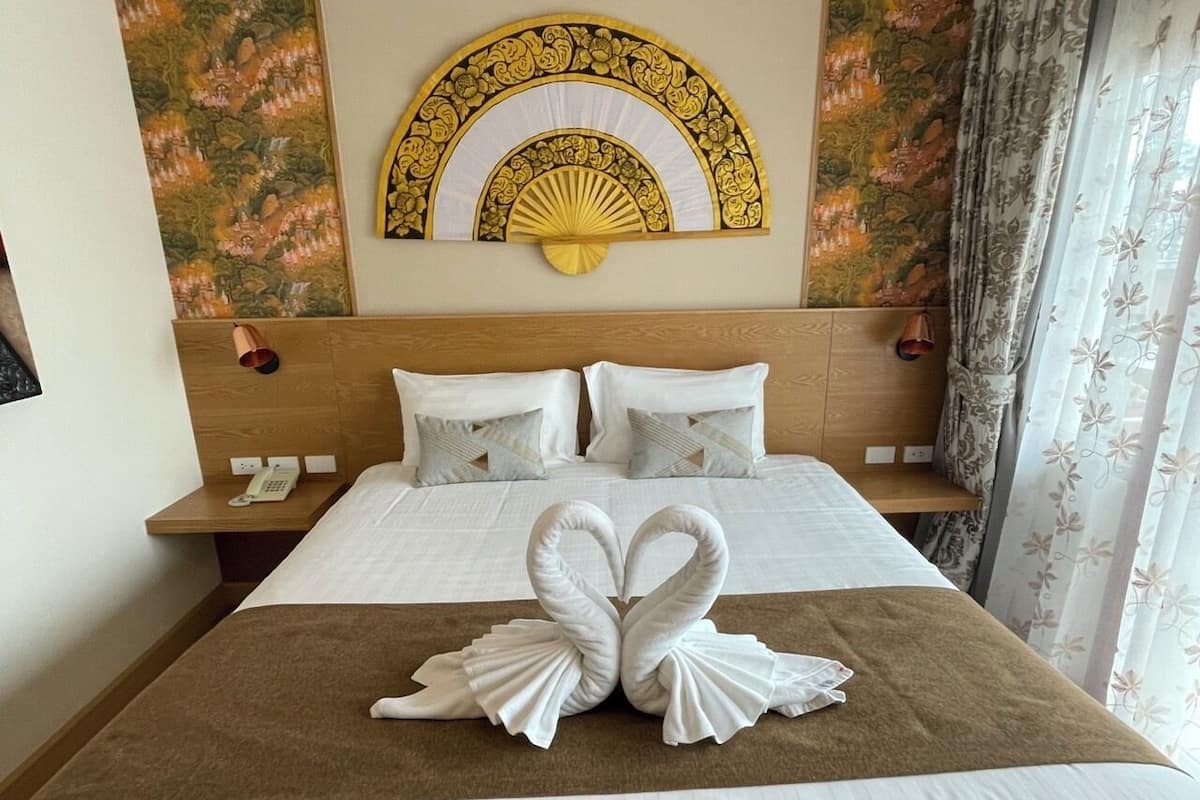 Quarto casal luxo, 1 cama King, sacada | Cofres nos quartos, quartos à prova de som, Wi-Fi de cortesia