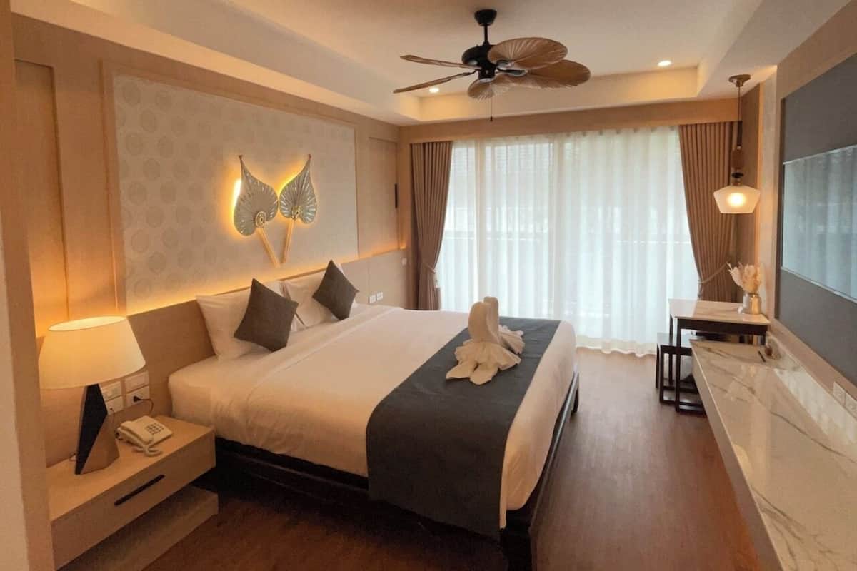 Quarto casal luxo, 1 quarto, barras de apoio para banheira, vista para a piscina | Cofres nos quartos, quartos à prova de som, Wi-Fi de cortesia