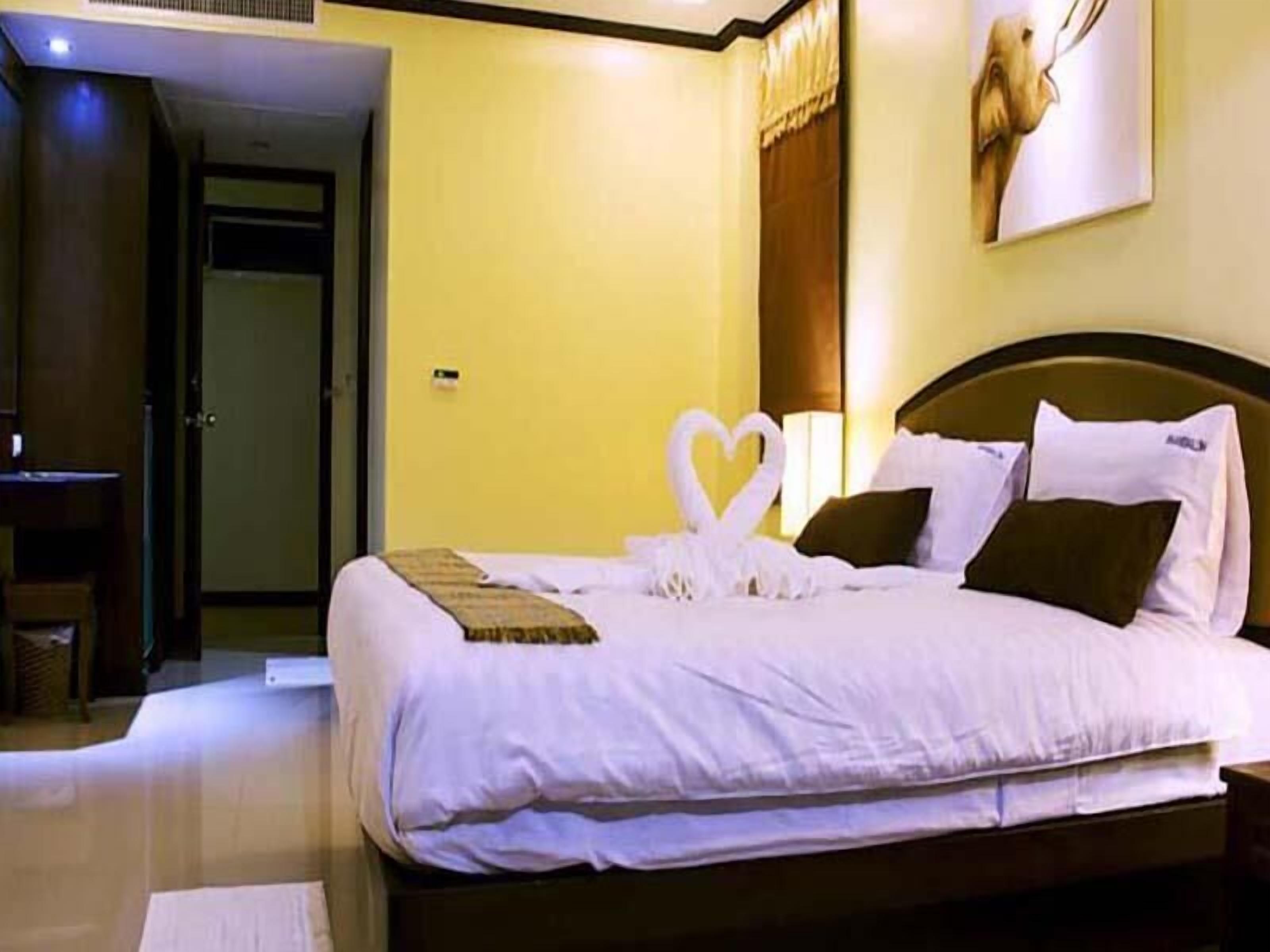 In-room safe, soundproofing, free WiFi, bed sheets