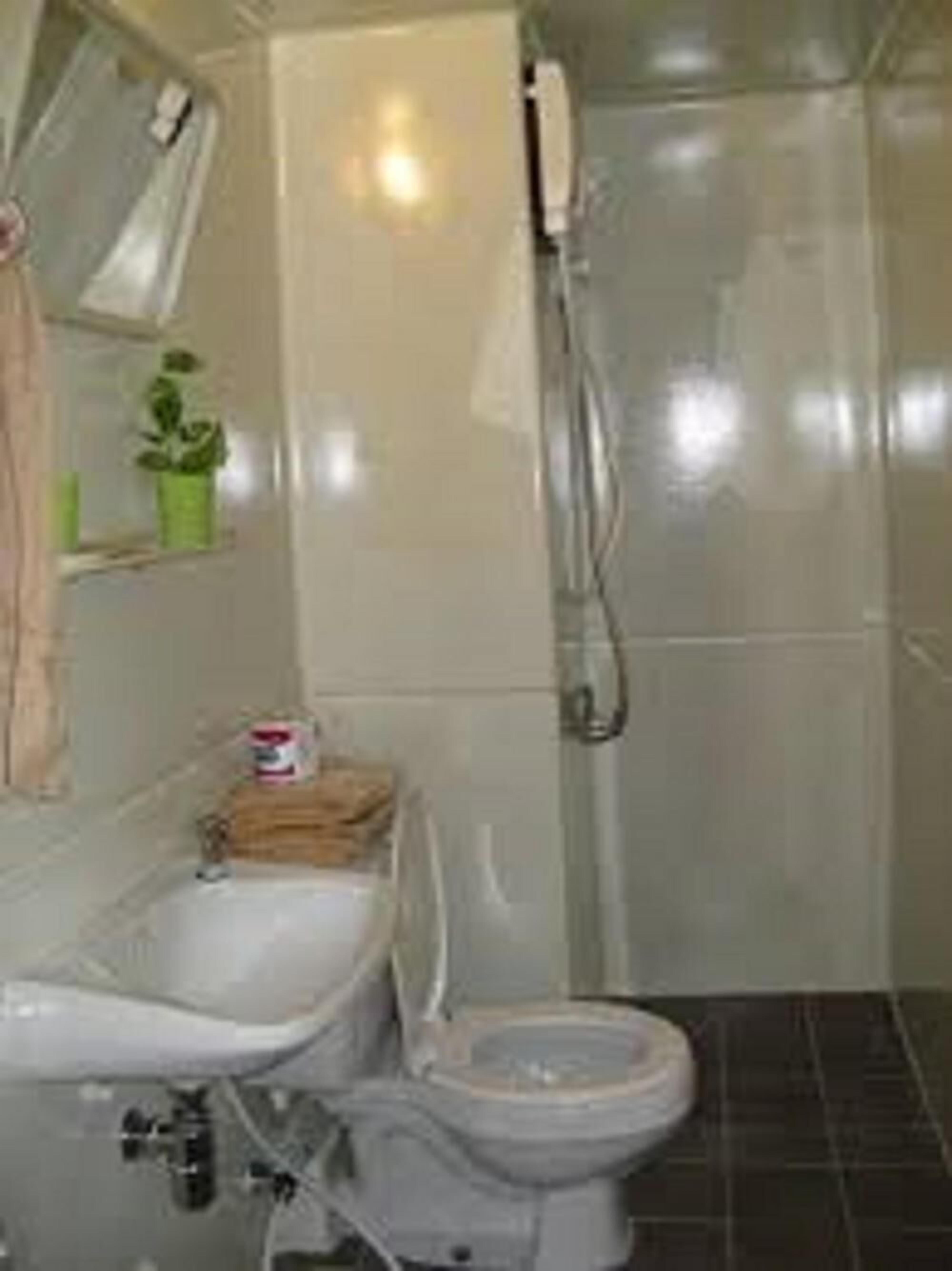 Shower, perlengkapan mandi gratis, pengering rambut, dan kloset