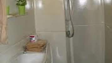 Shower, perlengkapan mandi gratis, pengering rambut, dan kloset